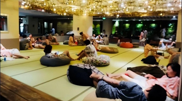 哈爾濱洗浴店客流量翻倍！排隊搓澡東北洗浴熱度持續攀升！