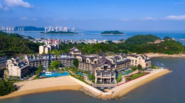 廣東首個運河式戶外恒溫泳池據說是珠海超美的海邊度假酒店