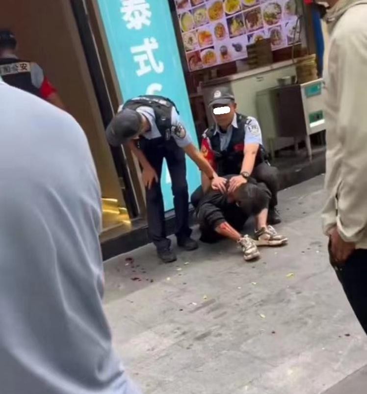突發！三亞大東海一店鋪發生惡性事件嫌疑人被控制現場曝光