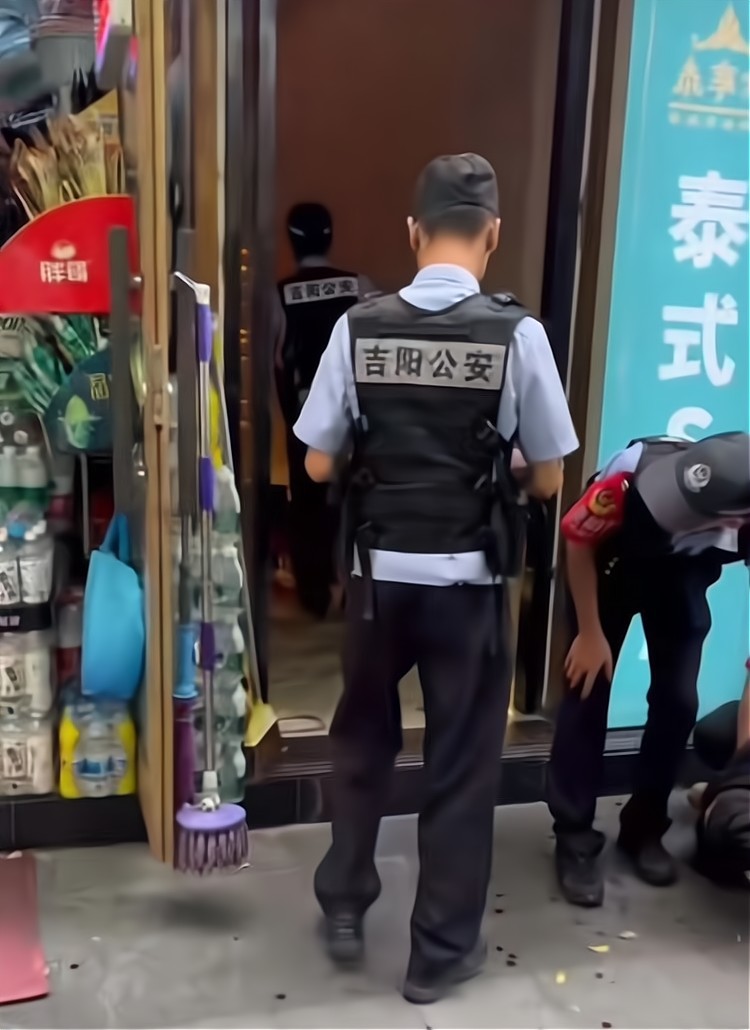 突發！三亞大東海一店鋪發生惡性事件嫌疑人被控制現場曝光