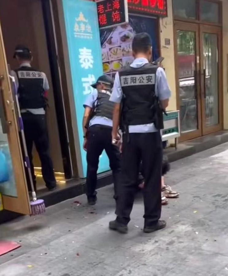 突發！三亞大東海一店鋪發生惡性事件嫌疑人被控制現場曝光