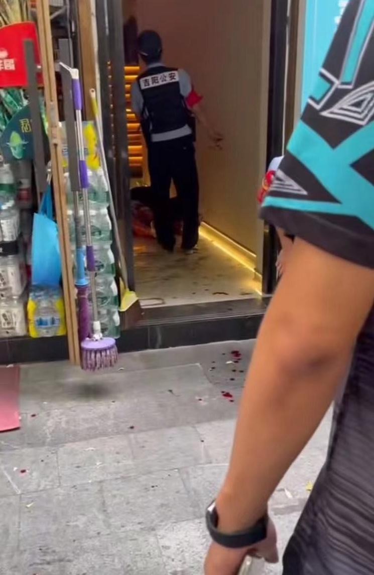 突發！三亞大東海一店鋪發生惡性事件嫌疑人被控制現場曝光