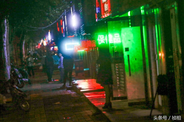 陜西榆林一學校旁100米街道分布著數家夫妻用品店按摩店