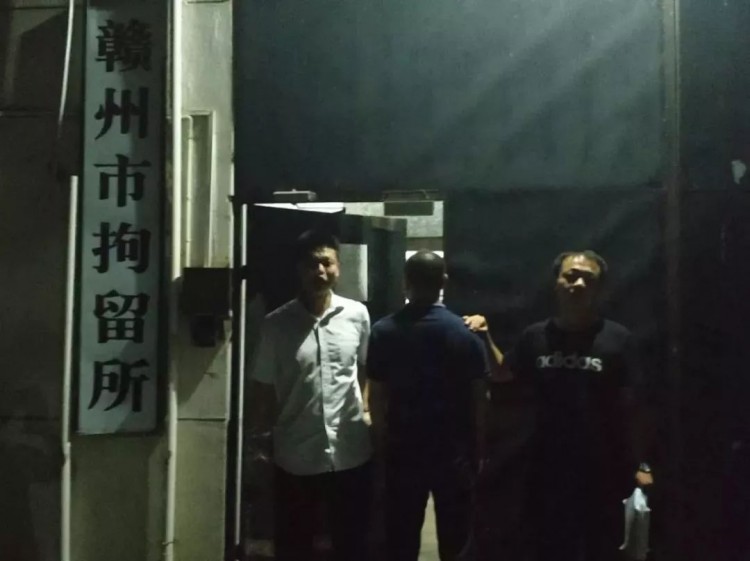贛州一保健中心打著正規按摩旗號涉黃警方從現場帶走多人老板投案自首