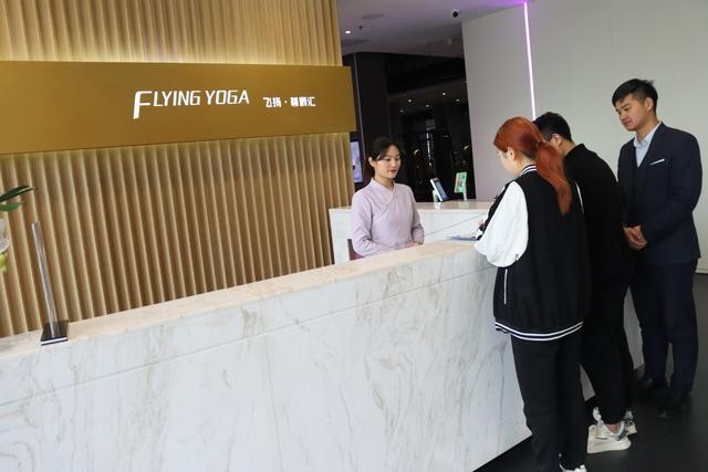 萌妹子打卡南陽飛揚尊爵匯健身減肥嗨體驗