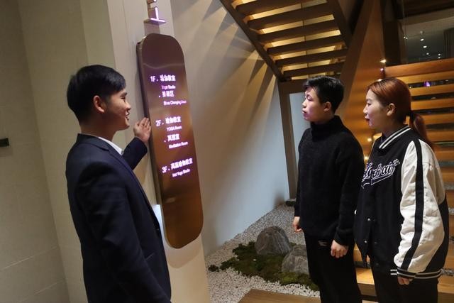 萌妹子打卡南陽飛揚尊爵匯健身減肥嗨體驗