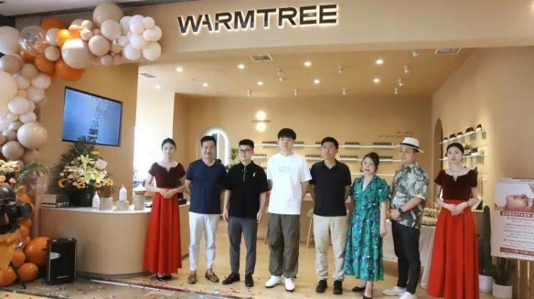 大統(tǒng)集團徐總等為南陽金瑪特一樓暖樹香薰SPA薈開業(yè)剪彩！