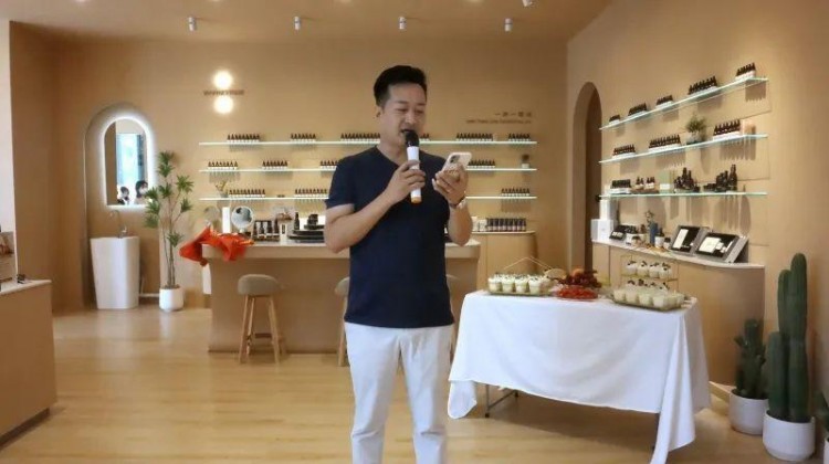 大統(tǒng)集團(tuán)徐總等為南陽(yáng)金瑪特一樓暖樹(shù)香薰SPA薈所開(kāi)業(yè)剪彩！