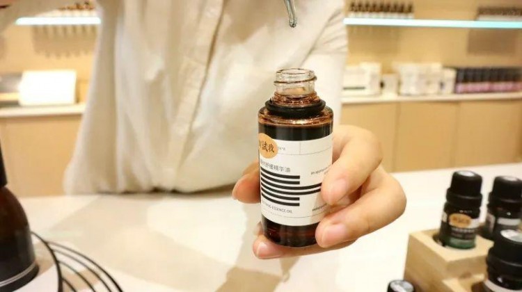 大統(tǒng)集團(tuán)徐總等為南陽(yáng)金瑪特一樓暖樹(shù)香薰SPA薈所開(kāi)業(yè)剪彩！