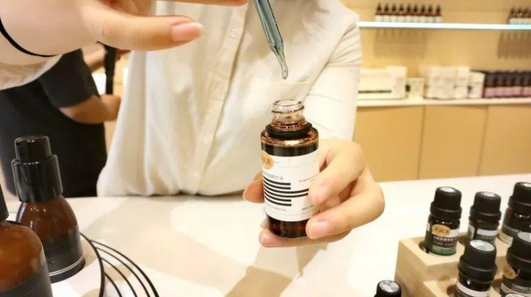 大統(tǒng)集團(tuán)徐總等為南陽(yáng)金瑪特一樓暖樹(shù)香薰SPA薈所開(kāi)業(yè)剪彩！