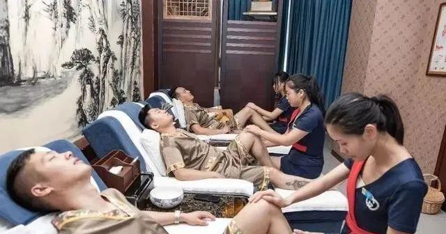 嘴巧女技師震撼足療表演男顧客尖叫連連網友：超乎想象