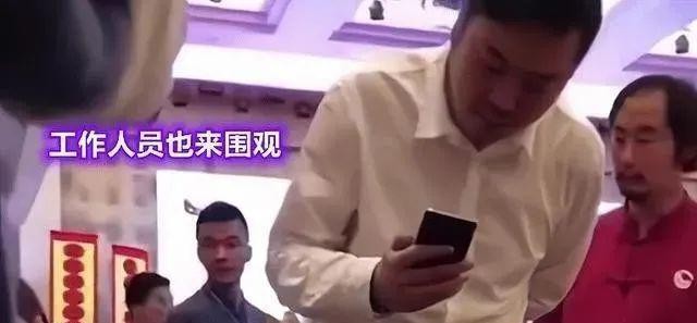 嘴巧女技師震撼足療表演男顧客尖叫連連網友：超乎想象