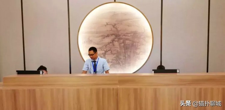 在這家3000平方米的足療店里，聊城最頂級的室內恒溫游泳池