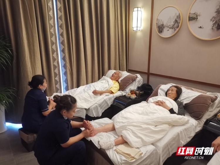 愛滿重陽頤而康愛心足療情暖老人心