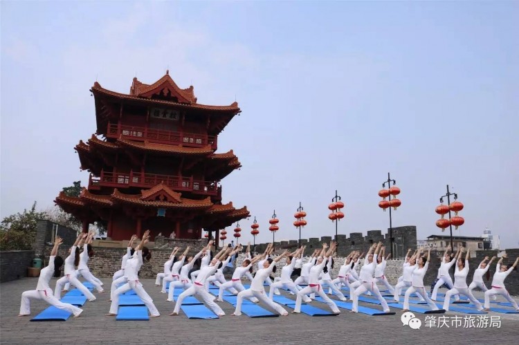 發生什么事今天肇慶宋城墻上好多人圍觀!