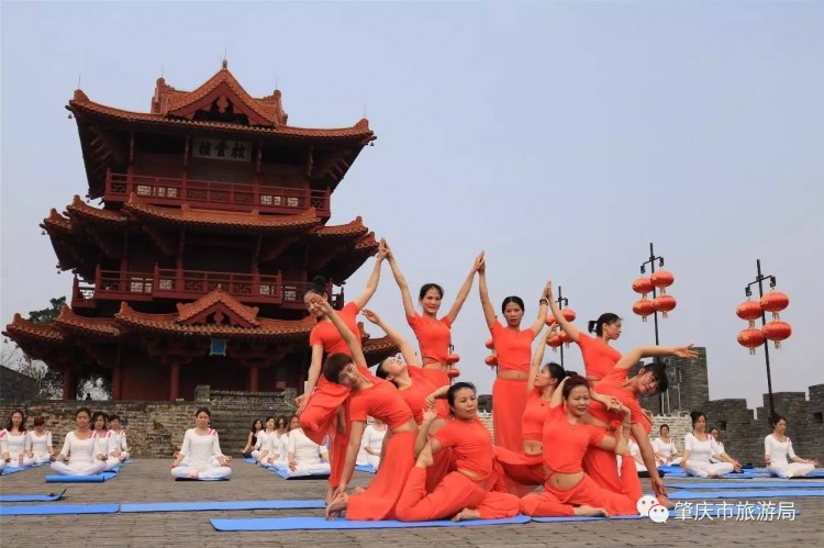 發生什么事今天肇慶宋城墻上好多人圍觀!