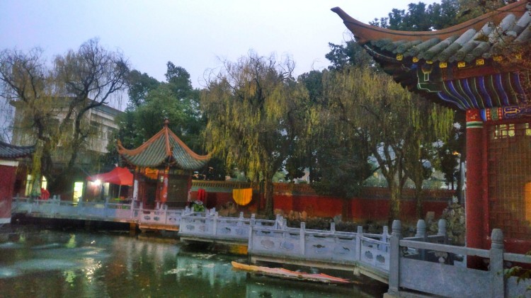 二十年后夜幕下的老襄陽會館風景依舊