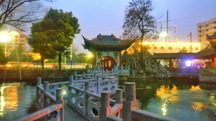 二十年后夜幕下的老襄陽會館風景依舊