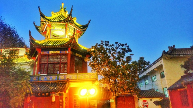 二十年后夜幕下的老襄陽會館風景依舊