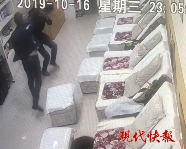 做足浴被笑腳臭得像死老鼠男子暴打技師