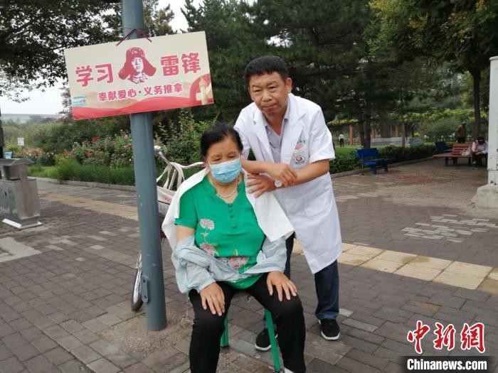 山西長治夫妻在公園廣場義務推拿六年 暖心服務萬余人