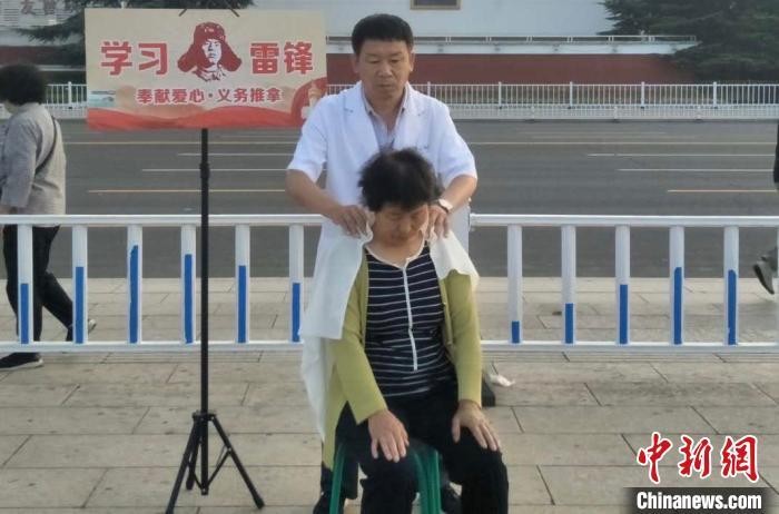 山西長(zhǎng)治夫妻在公園廣場(chǎng)義務(wù)推拿六年暖心服務(wù)萬余人