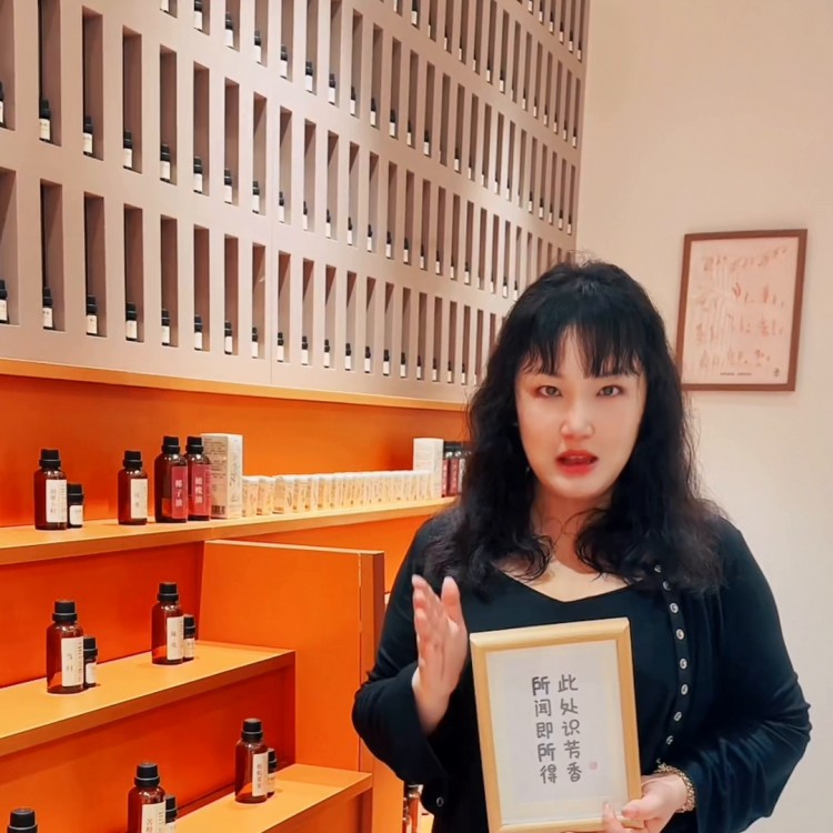 這個視頻我做出了出家的感覺，那邊的確讓人覺得很禪，很少見...