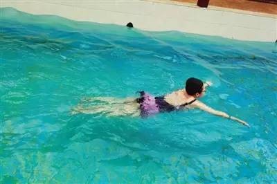 泡藏藥浴洗溫泉在水中給心靈放個假離拉薩半個小時的車程