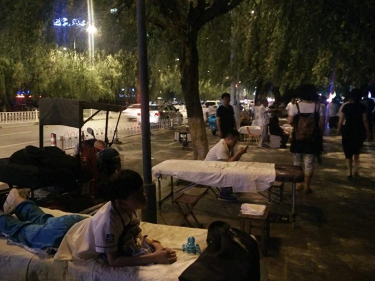 夜間探索阜陽(yáng)公園按摩夜市，為市民解除疲勞，贏得市民歡迎
