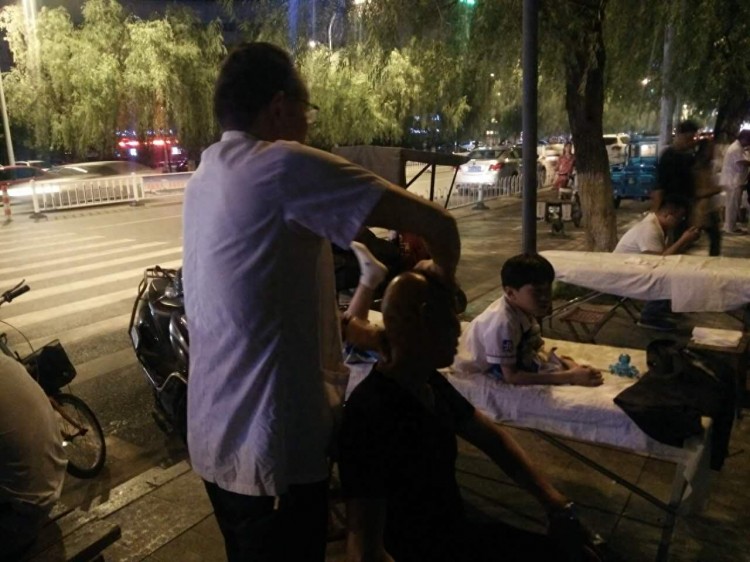 夜探阜陽公園推拿按摩夜市為市民解除疲勞獲市民歡迎