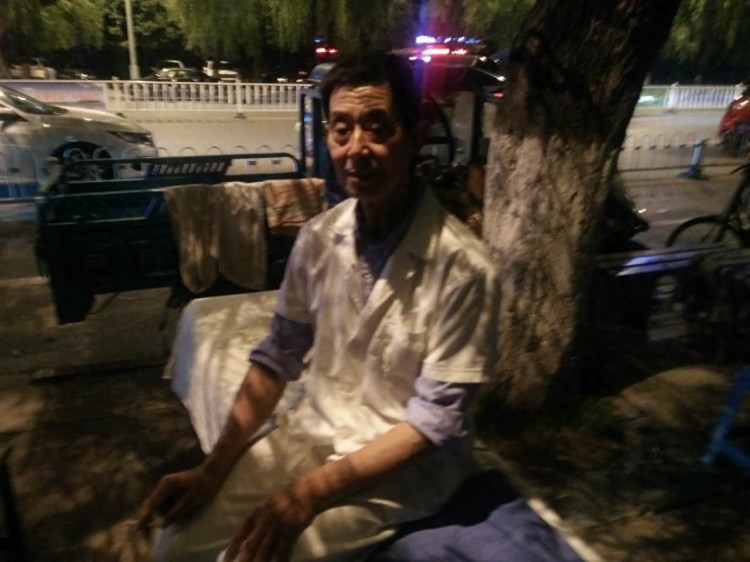 夜探阜陽公園推拿按摩夜市為市民解除疲勞獲市民歡迎