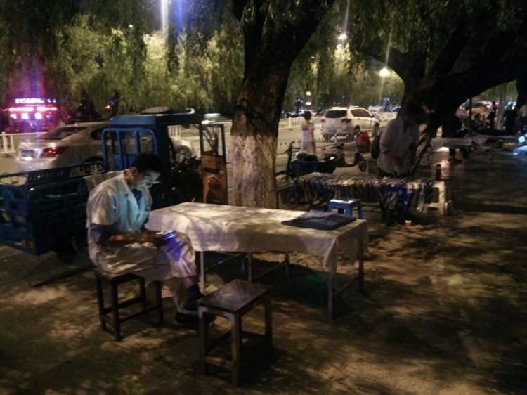 夜探阜陽公園推拿按摩夜市為市民解除疲勞獲市民歡迎