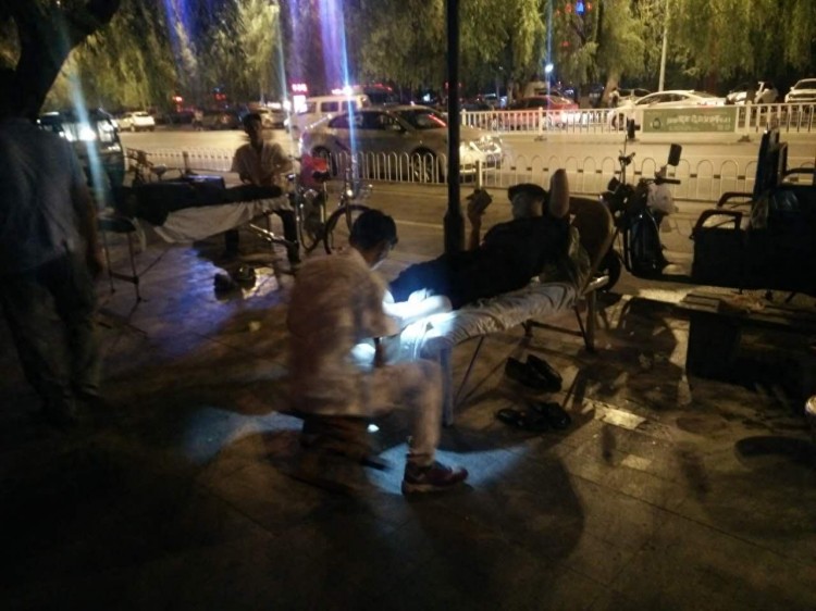 夜探阜陽公園推拿按摩夜市為市民解除疲勞獲市民歡迎