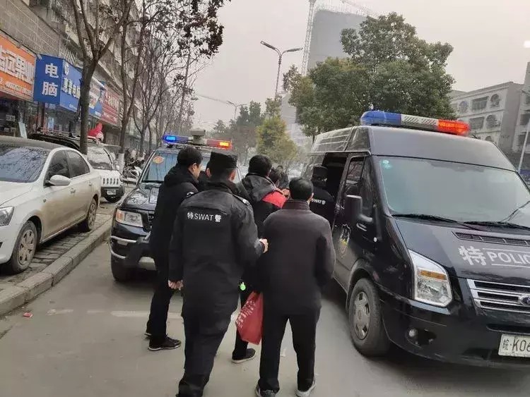 臨泉一洗浴場所涉黃！當場抓住26人……