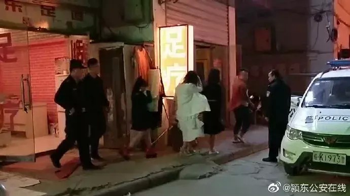 足療店是賣淫窩點(diǎn)！阜陽(yáng)警方當(dāng)場(chǎng)抓了8人！嫖娼人員多是…