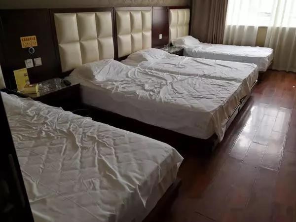玩大了！安陽一男子洗霸王澡搓霸王背按霸王摩后欲跳窗逃跑