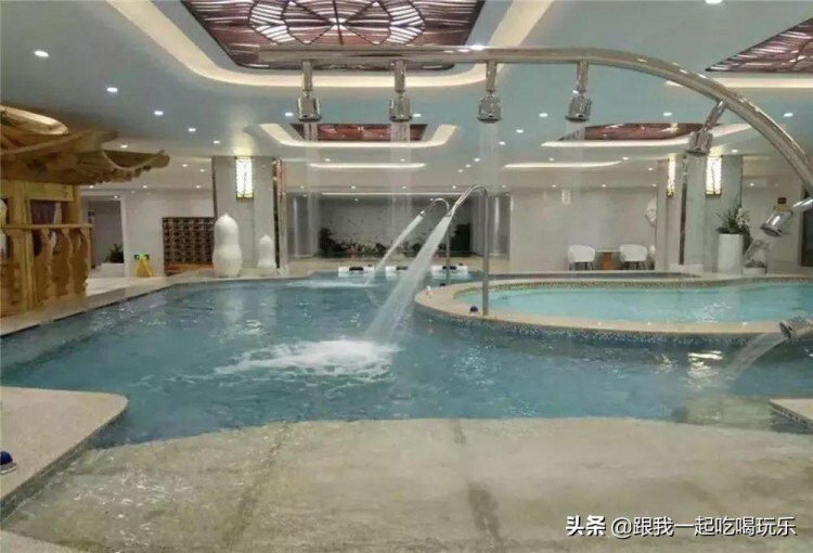 遼陽有一處室內有漂流河的溫泉小鎮