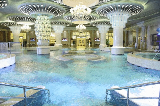 佛山豪華天鵝湖水會：水療SPA+4頓豪華海鮮自助餐+電影院健身房