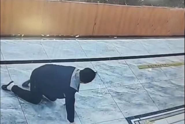 男子按摩店消費20小時凌晨5點爬著離開網友：樣子太搞笑
