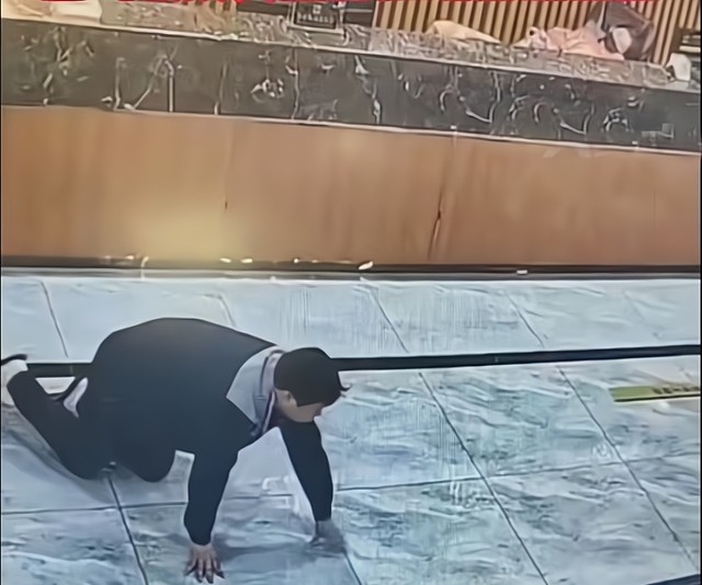 男子按摩店消費20小時凌晨5點爬著離開網友：樣子太搞笑