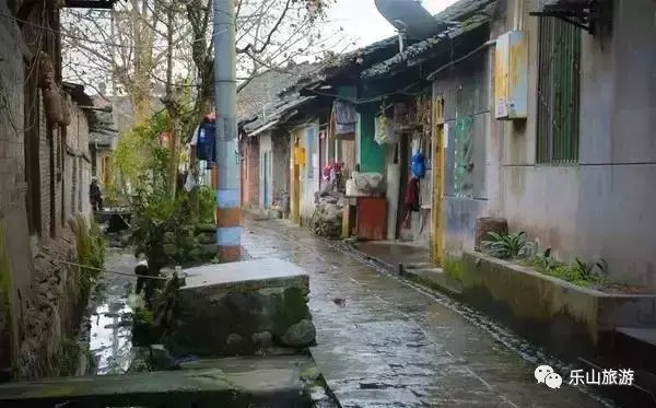 30分鐘飆攏天然氧吧！泡溫泉游古鎮樂山這個小城又火了！