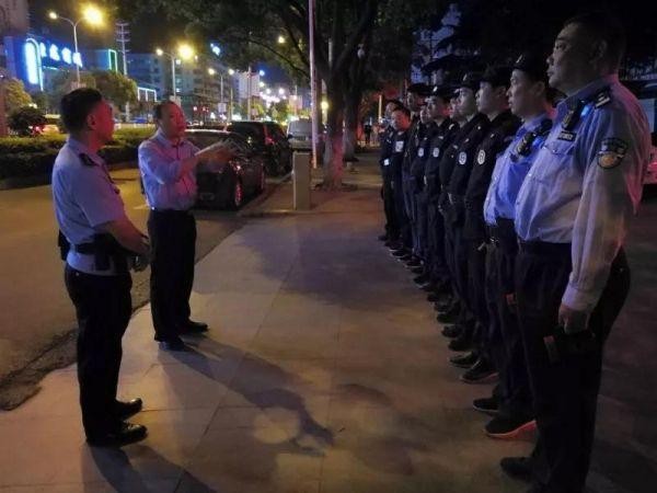 警察對足浴場所進行了突查，帶回了30多人的審查