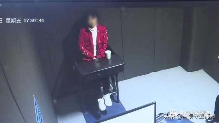 女子線上拉皮條線下容留婦女賣淫被警察抓了現行...