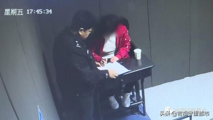 女子線上拉皮條線下容留婦女賣淫被警察抓了現行...