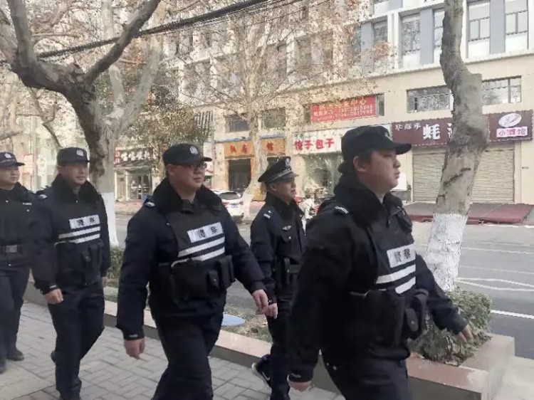 現(xiàn)場曝光！荊門警方派出180多名警察，對洗浴、足療、KTV等場所進行清查...