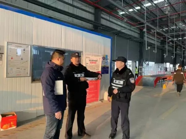 現場畫面曝光！荊門警方出動警力180余人清查洗浴足療KTV等場所...