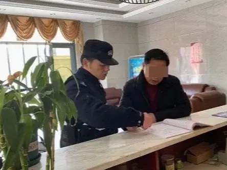 現場畫面曝光！荊門警方出動警力180余人清查洗浴足療KTV等場所...