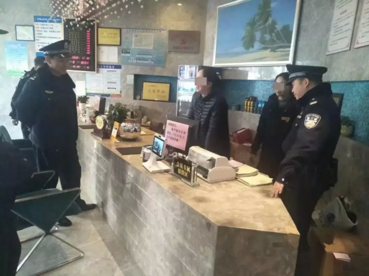 現場畫面曝光！荊門警方出動警力180余人清查洗浴足療KTV等場所...