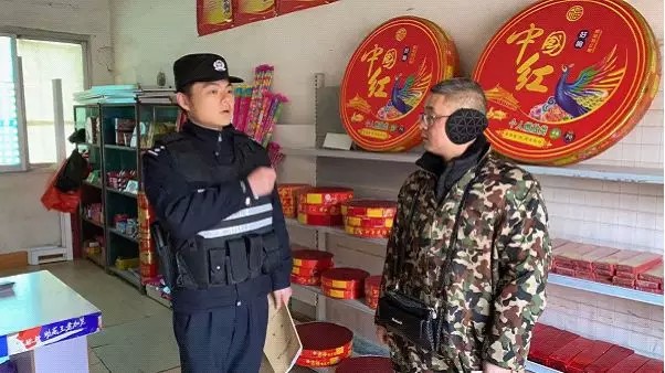 現場畫面曝光！荊門警方出動警力180余人清查洗浴足療KTV等場所...