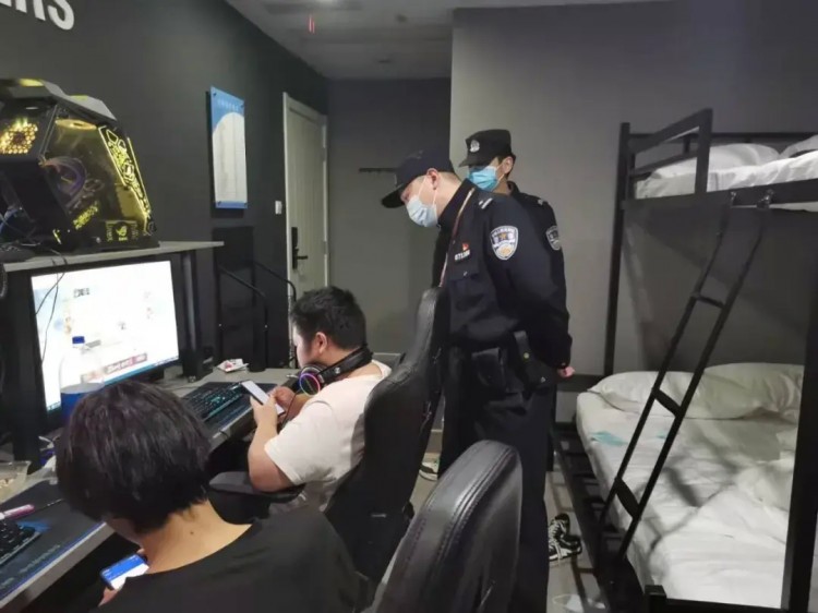 荊門出動百余警力盤查KTV足浴店酒店茶樓等場所